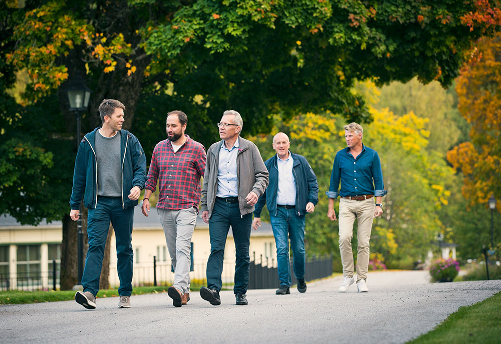 Aware konsulter i grupp utomhus